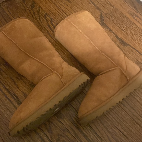 Uggs - Picture 2 of 8